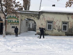 Kars’ta belediye kaldırımların karını temizliyor
