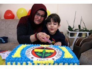 ’Umut’landıran müjdenin ardından pastalı ilk doğum günü kutlaması