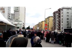 Bursa’da ucuz sebze satışı başladı, ürünler kapışıldı