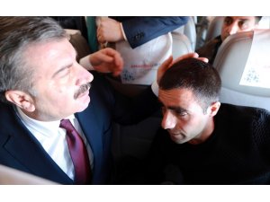 Sağlık Bakanı Fahrettin Koca’dan fenalaşan yolcuya müdahale