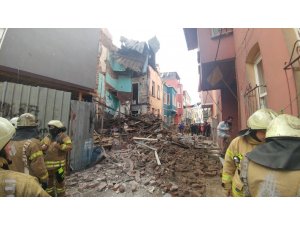 Fatih’te 3 katlı ahşap bina çöktü