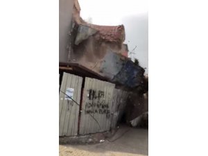 Fatih’te 3 katlı ahşap bina çöktü