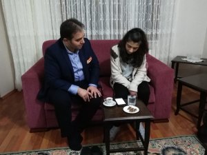 Başkan adayı, Skolyoz hastası genç kız ile Gesi Bağları türküsünü söyledi