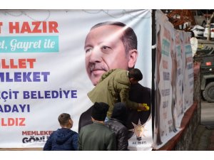 Şırnak’ta bir çocuk, Cumhurbaşkanı Erdoğan’ın kirlenen afişini temizledi