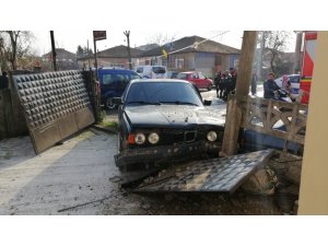 Düzce’de meydana gelen kazada otomobil evin bahçesine girdi