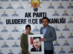 Cumhurbaşkanı Erdoğan’ın afişini temizleyen çocuk İHA’ya konuştu