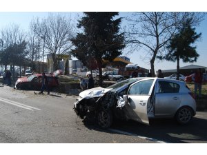 Otomobiller çarpıştı: 1 ölü, 2 yaralı