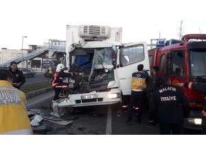 Malatya’da tır kamyonla çarpıştı: 1 yaralı