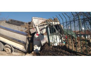 Freni patlayan hafriyat kamyonu, türbenin duvarına çarptı