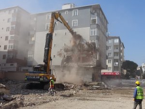 Kartal’da çöken binanın yanındaki riskli binanın yıkımına başlandı
