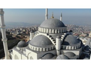 Çamlıca Camii’nde halılar yerleştirildi