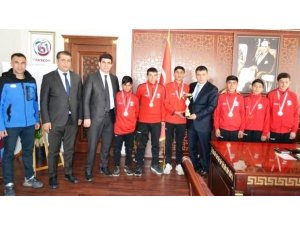Şampiyon krosçulardan Kaymakam Mehmetbeyoğlu’na ziyaret