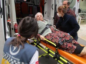 Yangında mahsur kalan yaşlı kadını itfaiye ekipleri kurtardı