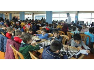 24 Şubat Kurtuluş Kupası satranç turnuvası kıyasıya maçlara sahne oldu