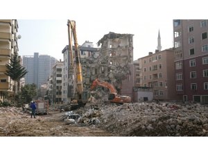 Kartal’da riskli binanın yıkımına devam ediliyor