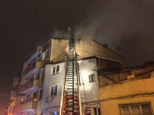 Eyüpsultan’da 4 katlı binanın çatısı alev alev yandı