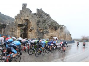 Tour of Antalya’nın 3. etabı sağanak yağmur altında başladı