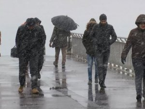 İstanbul'da fırtınaya kar yağışı da eklendi