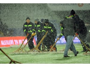Spor Toto Süper Lig’in 23. haftasında bu akşam oynanan Medipol Başakşehir - Bursaspor maçı yoğun kar yağışı nedeniyle 5. dakikada tatil edildi. Hava şartlarının elverişli olması halinde mücadele yarın aynı saatte oynanacak.