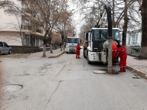 Çankırı Belediyesi atık su kolektör hatlarını temizliyor