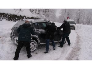 Türkiye’nin Gürcistan sınırındaki Artvin’in Macahel bölgesinde kar yağışı hayatı olumsuz etkiliyor