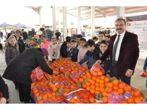 Öğrenciler Mehmetçikler için 1 ton portakal sattı