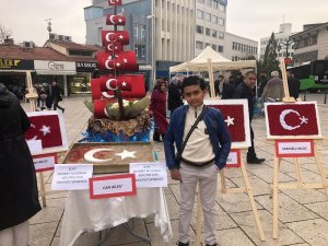 Minikler şehidin mezarından aldıkları toprakla Türk bayrağı yaptı