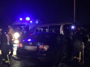 Manisa’da minibüs ile otomobil çarpıştı: 7 yaralı