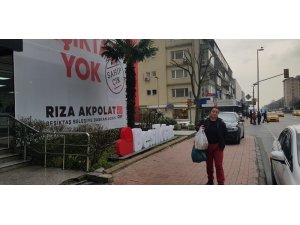 Beşiktaş’ta CHP’li adayın seçim bürosu önünde kaldırım işgali