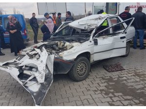 Otomobil tıra arkadan çarptı: 2 yaralı