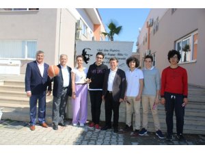 Dr. Mehmet Nil Hıdır gençlerle basketbol oynadı