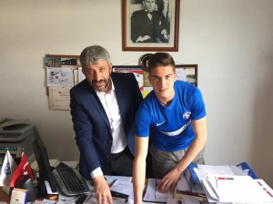 Galatasaray ve Beşiktaş’ın radarındaki isim profesyonel sözleşme imzaladı
