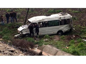Dolu sebebiyle kayganlaşan yolda minibüs devrildi: 1 ölü, 15 yaralı