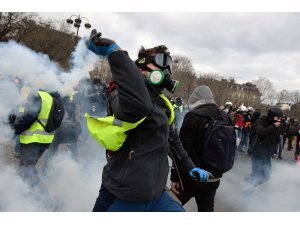 Paris’te sarı yelek şiddeti tırmanıyor