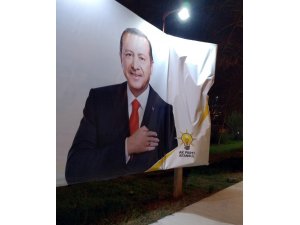 Ataşehir’de Cumhurbaşkanı Erdoğan’ın fotoğrafının bulunduğu billboarda çirkin saldırı
