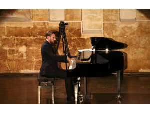 Ödüllü piyanist Tofig Shikhiyev ’Urfa Divanı’nı piyano ile icra etti
