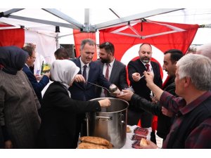 İnegöl Belediyesi vatandaşlara üzüm hoşafı, buğday çorbası ve ekmek dağıttı