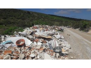 Datça’da doğaseverler çöp yığınlarıyla dolan derelerin temizlenmesini istiyor