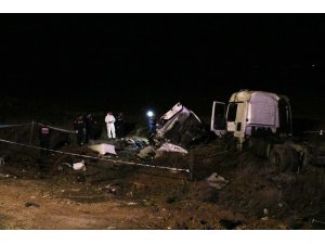 Kırşehir-Kırıkkale yolunda feci kaza: 3 ölü, 2 yaralı