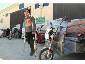 Suriyeli engellilere "Tuk Tuk" dağıtımı