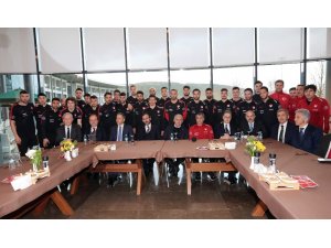 Binali Yıldırım, Riva’da kamp yapan A Milli Futbol Takımı’nı ziyaret etti