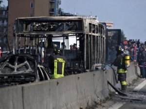 Okul otobüsü şoförü içinde 51 öğrenci bulunan servisi kaçırıp yaktı!