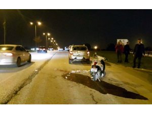Otomobilin çarptığı motosikletli bekçi yaralandı