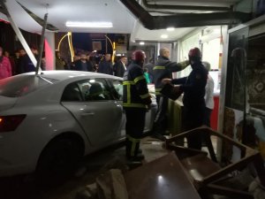 Darıca’da çarpışan iki otomobilden biri dükkana girdi: 2 yaralı