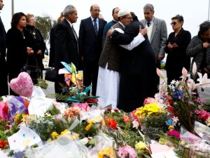 Yeni Zeland'lı kadınlar başörtüsü takıp cenaze törenine gitti