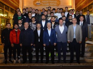 Vali Akın, Kırşehir Belediyesporlu futbolcularla bir araya geldi