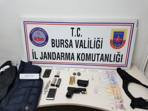Jandarma 13 suçtan aranan şahsı kıskıvrak yakaladı