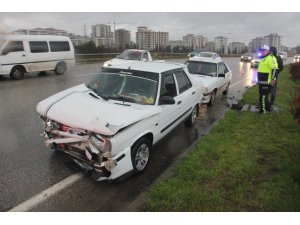 Zincirleme trafik kazasında 4 otomobil birbirine girdi