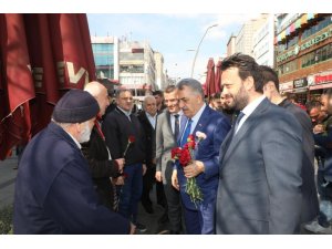 AK Parti Genel Başkan Yardımcısı Hayati Yazıcı, Zeytinburnu’nda vatandaşlara karanfil dağıttı