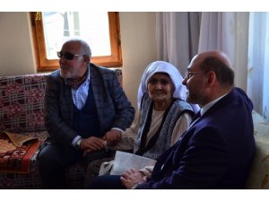93 yaşındaki Ayşe Oral: "Allah, Cumhurbaşkanımızı başımızdan eksik etmesin"